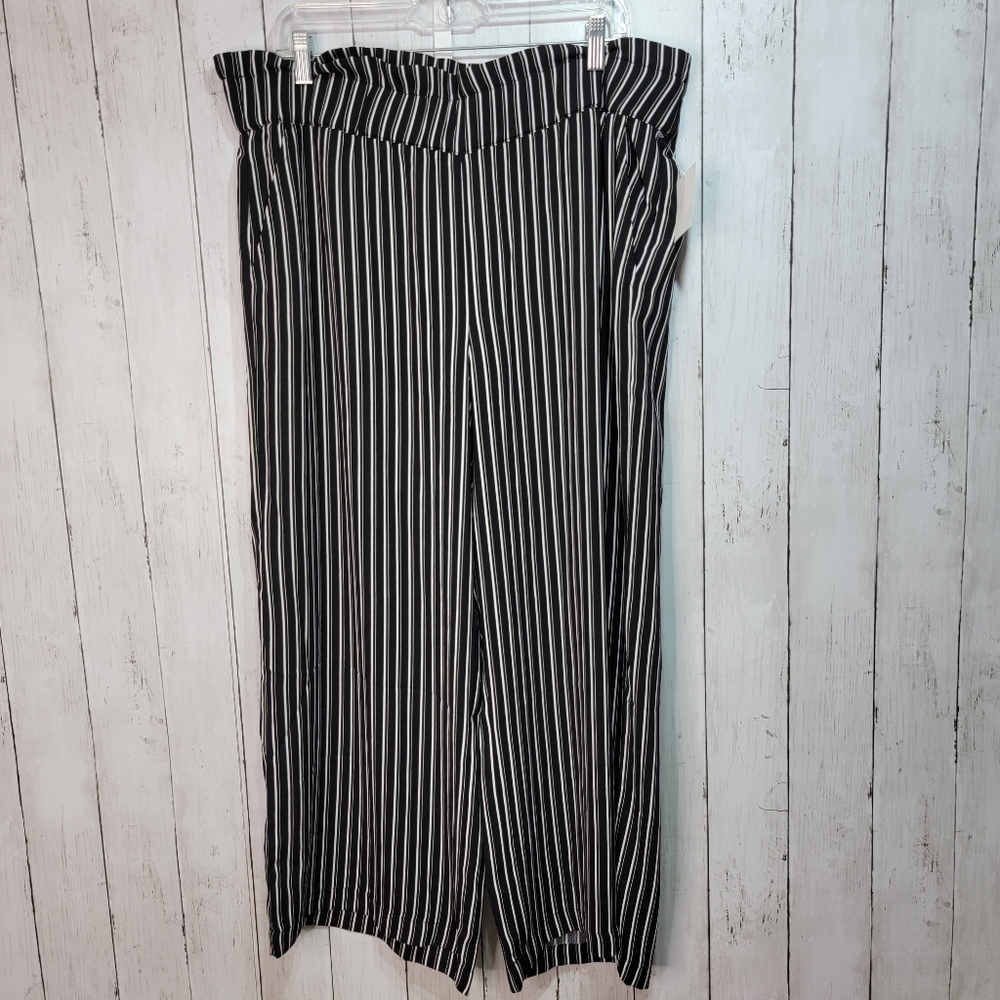 NWT Halogen Women's Luanda Wide Leg Crop Pants Black White Stripe Size Large.